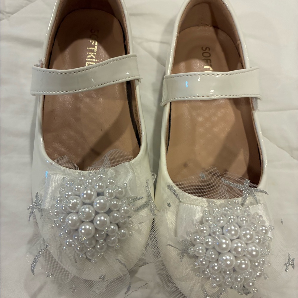 Kids White Pearl Embellished Shoes